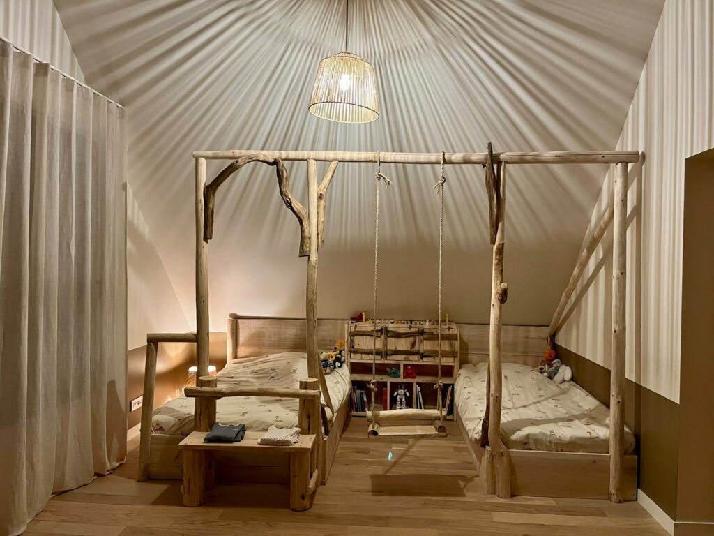 Chambre d’enfants avec cabane et balançoire en bois flotté