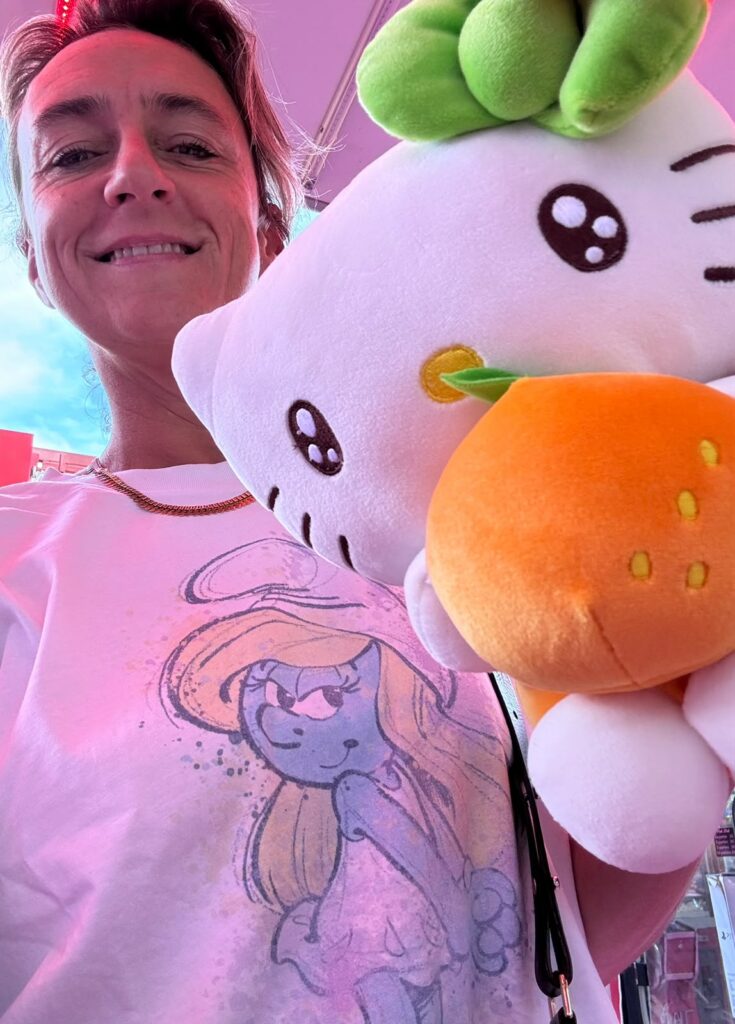 Selfie impertinent avec une peluche