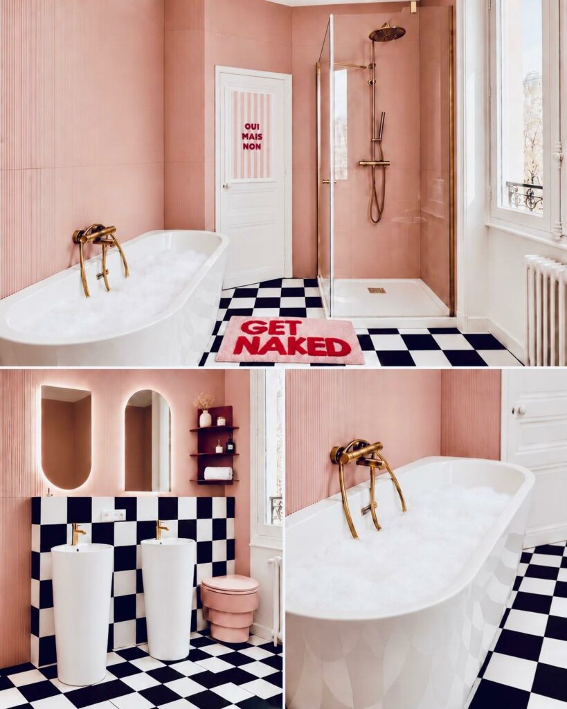 Salle de bain rose au sol en damier noir et blanc