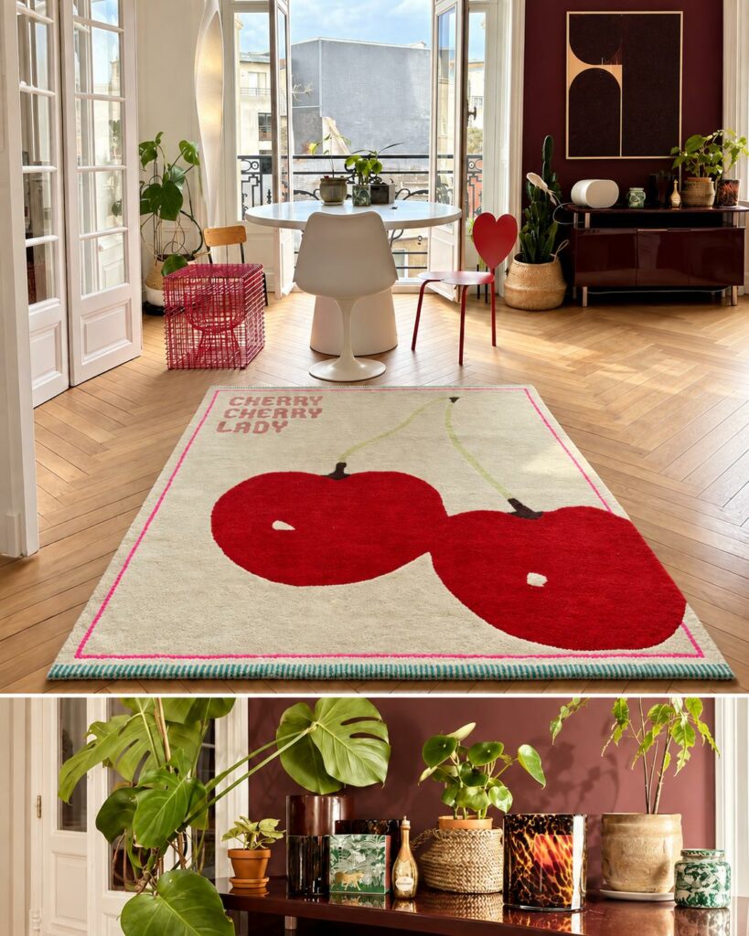 Séjour haussmannien au tapis cerise et mur bordeaux